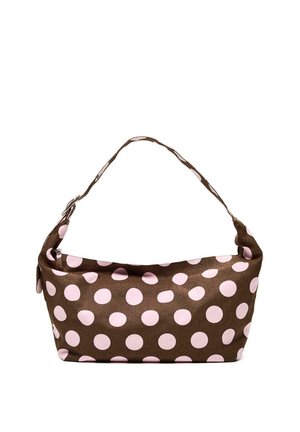 Geantă maro de umăr cu buline roz deschis, o singură curea și o închidere cu fermoar de-a lungul părții superioare.