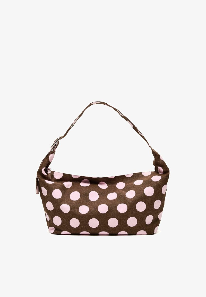 Sac à épaule marron à pois rose clair, avec une bandoulière unique et une fermeture éclair sur le dessus.