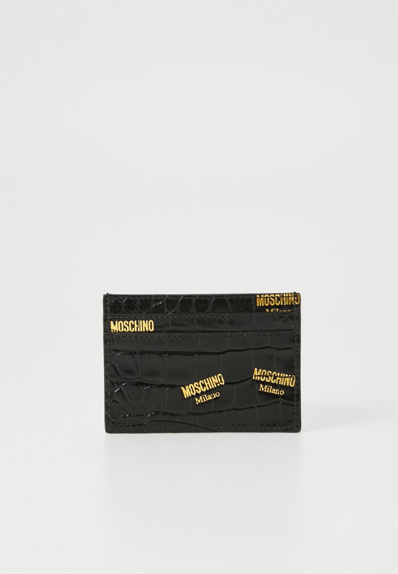 Črn umetni krokodilni usnjeni držalnik za kartice z embosiranimi zlatimi logotipi Moschino. Pravokotna oblika z več prostori za kartice in teksturirano površino.