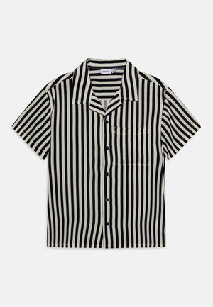 Camisa de botão de manga curta com riscas verticais pretas e brancas, colarinho pontudo e bolso no peito. Feita de um tecido leve.