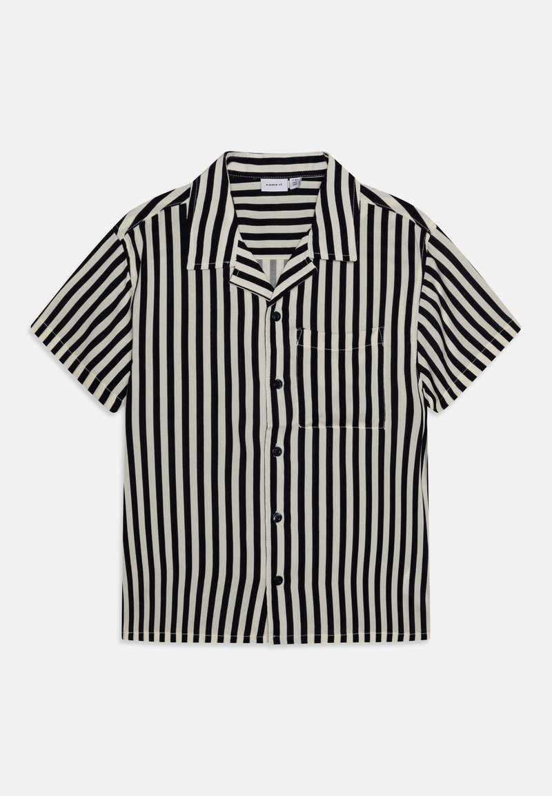 Camicia a maniche corte con bottoni, caratterizzata da righe verticali bianche e nere, colletto punta e taschino sul petto. Realizzata in tessuto leggero.