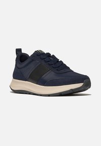 Marineblauwe sneakers van een combinatie van suede en textielmaterialen, met een zwarte zijstreep en een gevulde beige zool.