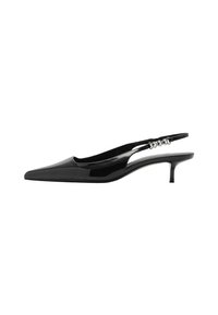 Černá lakovaná slingback obuv s špičatou špičkou a nízkým podpatkem. Obsahuje kovový akcent po celé délce pásku pro vylepšení detailu.