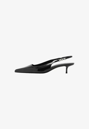 Sort patenteret læder slingback-sko med spids tå og lav hæl. Har et metallisk accent langs remmen for ekstra detaljer.