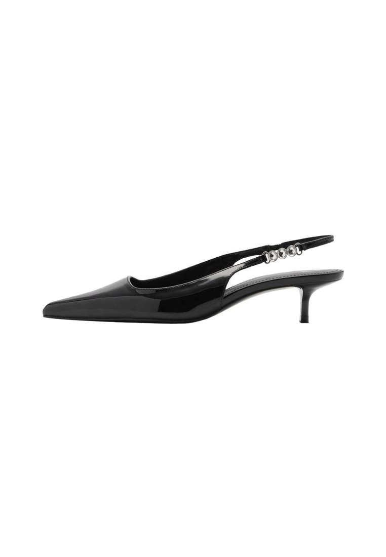 Černá lakovaná slingback obuv s špičatou špičkou a nízkým podpatkem. Obsahuje kovový akcent po celé délce pásku pro vylepšení detailu.