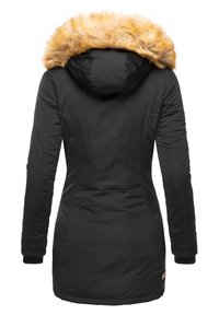 Černá parka má kapuci s kožešinkou ve středně zlatohnědé barvě, dlouhé rukávy a žebrované manžety. Hladká, voděodolná tkanina.