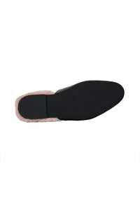 Scarpa nera slip-on con bordatura in pelliccia rosa imbottita. Presenta una tomaia liscia e una suola piatta nera, progettata per comfort e facilità d'uso.