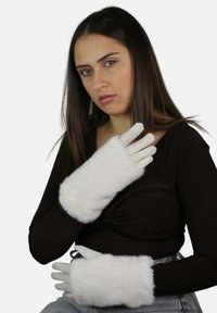 Białe rękawiczki z puszystym mankietem przy nadgarstku, posiadające gładkie wnętrze i pięciopalczasty fason, noszone przez modelkę na jednolitym tle.