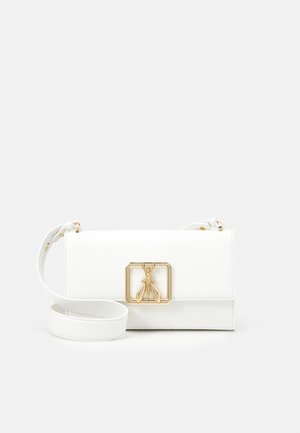 Sac bandoulière rectangulaire en cuir blanc avec bandoulière réglable et fermoir en forme d'insecte doré sur le rabat avant.