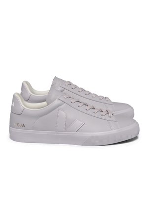 Sneakers in pelle grigia chiara con punta arrotondata, lacci piatti e suola in gomma bianca a contrasto. Presentano un logo sottile sul lato e sul tallone.