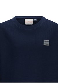 Felpa blu navy con una trama tessile, colletto rotondo e un piccolo etichetta quadrata con il logo "RET" sul petto.