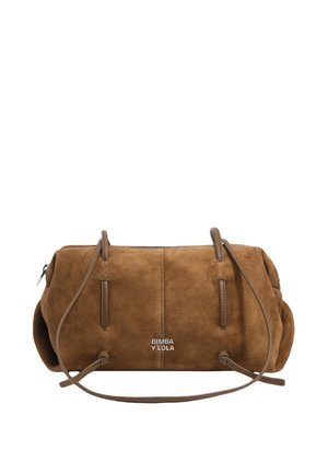 Bolso cilíndrico de ante marrón con asas finas para el hombro y logotipo "Bimba Y Lola" centrado en el frente.