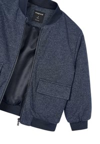 Giacca bomber navy con tessuto testurizzato, chiusura frontale con zip, colletto e polsini a coste. Dotata di una tasca frontale.