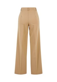 Wijde broek in een tan stof, met een tailleband, twee voorkruiszakken, een gladde textuur en een minimalistisch ontwerp zonder zichtbare sluitingen.