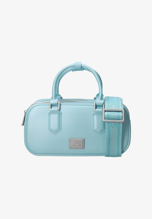 Sac à main rectangulaire bleu clair avec doubles poignées, fermeture éclair argentée, plaque logo métallique à l'avant et bandoulière large en tissu détachable.