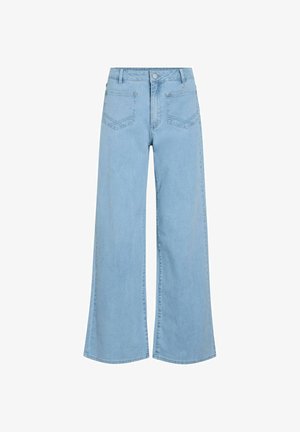 Šviesiai mėlynos platėjantys džinsai su priekine saga, užtrauktuku, diržo kilpomis ir dviem priekinėmis kišenėmis ant balto fono.