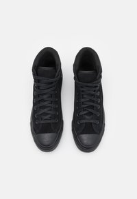 Högskurna sneakers i svart mocka med matchande snören, gummi tåhätta och texturerade sulor, med en slät, minimalistisk design.