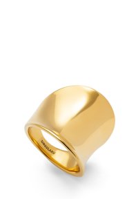 Anello in metallo dorato con un design liscio e arrotondato e una finitura lucida. Presenta una banda larga e un nome di marca impresso all'interno.