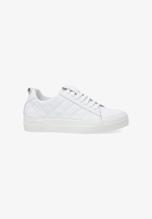 Witte sneakers met een geborduurd patroon, platte veters en een gestructureerde rubberen zool. Gladde leren bovenkant met gewatteerde kraag en tong.