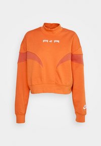 Orange croppad sweatshirt med hög krage, prydd med kontrasterande paneler i en djupare nyans av orange samt vita logodetaljer på bröstet och ärmen.
