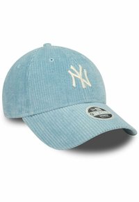Cappello in corduroy azzurro chiaro con visiera curva, caratterizzato da un logo NY ricamato in bianco e un'etichetta circolare nera del marchio sul lato.