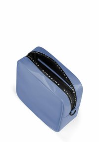 Rechthoekig cosmetica tasje van glanzend lichtblauw materiaal met een zwarte rits en witte branding. Gladde textuur, eenvoudig ontwerp, duurzame Hardware.