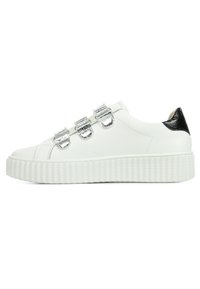 Sneaker en cuir blanc avec trois boucles métalliques argentées et un accent noir au niveau du talon. Présente une semelle plateforme texturée blanche.