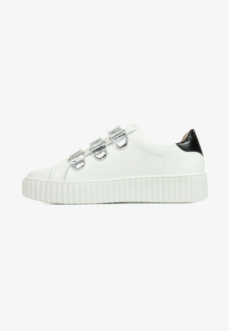 Witte leren sneaker met drie zilverkleurige metalen gespen en een zwarte accent bij de hak. Beschikt over een textuur witte platformzool.