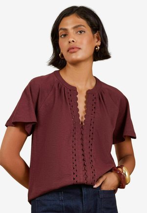 Love & Roses, REGULAR FIT - NOTCH NECK RIC RAC SHORT SLEEVE TOP . - T-shirts print - burgundy red