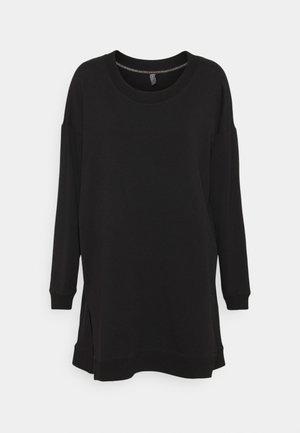 Sweatshirt noir à manches longues avec un col rond, des fentes sur les côtés et des poignets et un ourlet côtelés. Texture douce et coupe décontractée.