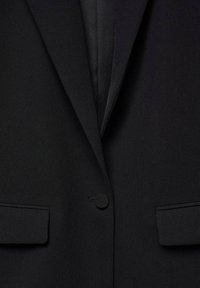 Sort blazer med et glat, struktureret stof, der har en hakket revers, enkelt knaplukning og to forlommer.