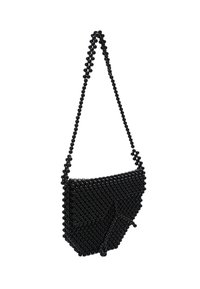 Borsa a mano nera con perline a design geometrico, caratterizzata da una forma strutturata, una tracolla removibile e una superficie texturizzata realizzata con perline rotonde.