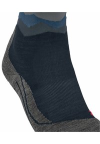 Calcetín azul oscuro y gris con textura acanalada, de longitud corta hasta el tobillo y talón reforzado. Presenta un patrón de zigzag en tonos más claros. Acento de logotipo rojo.