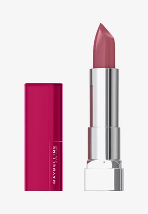 Rossetto Maybelline in un'elegante confezione metallica argento, con una tonalità di rosa-nudo liscia, custodito in un astuccio rosa lucido e vivace.
