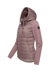 Veste isolée rose clair avec un devant matelassé, une capuche et des manches côtelées ; dispose de poches zippées et d'un patch logo sur la manche.