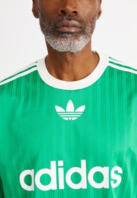 adidas Originals ADICOLOR - Nyomott mintás póló - green/white