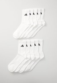 Zwei Sätze mit je sechs weißen Crew-Socken mit schwarzem Adidas-Logo, auf einem hellen Hintergrund angeordnet.