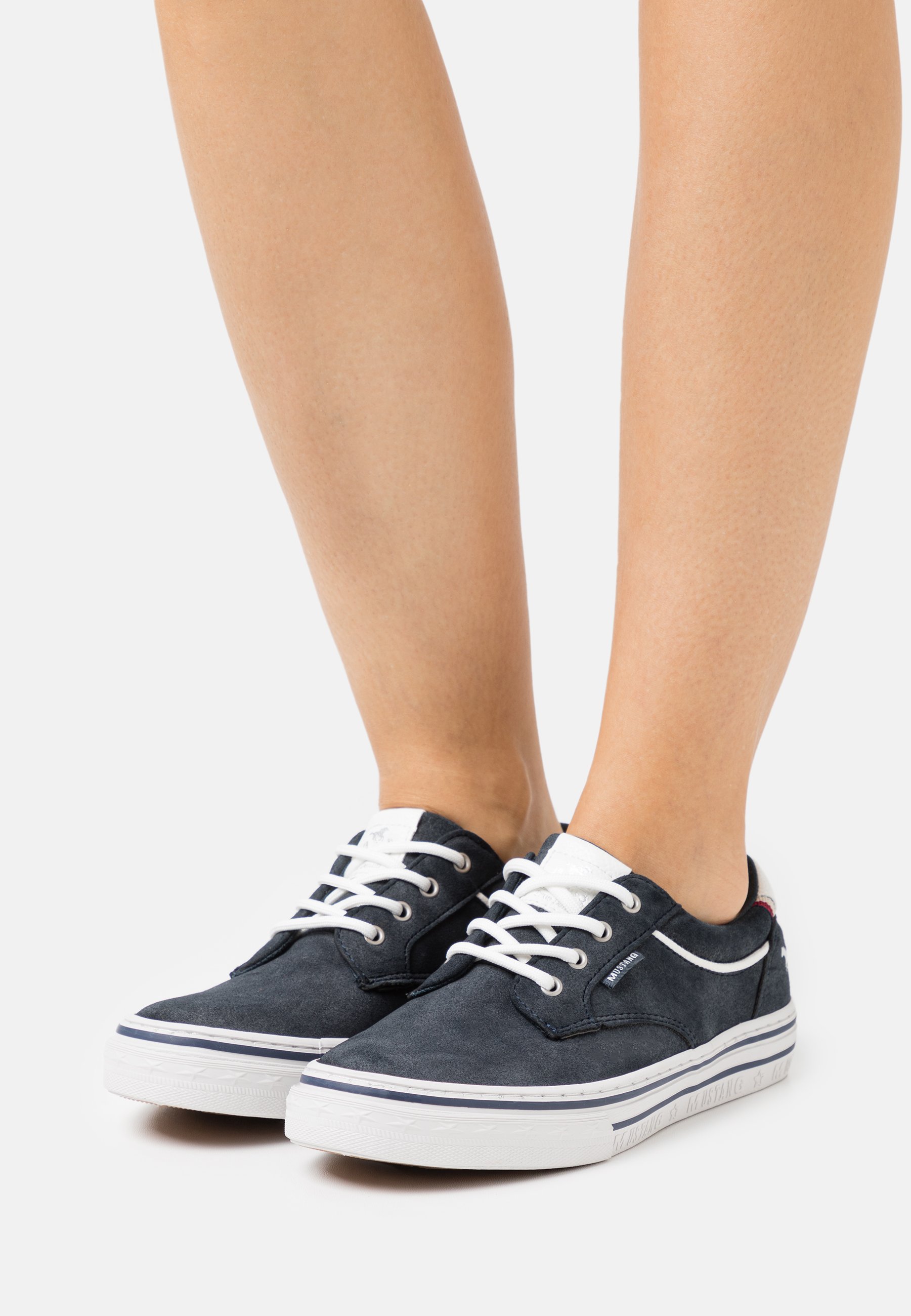 mustang navy trainers