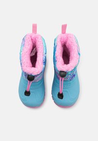 Botas de invierno impermeables azules con forro de piel sintética rosa, parte superior abstracta y colorida, cierre ajustable con cordón y suelas de goma texturizadas.