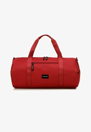 Borsa duffel rossa realizzata in tessuto resistente, dotata di due manici superiori, una tasca frontale con zip e una forma rettangolare con texture liscia.