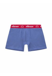 Niebieskie bawełniane bokserki z czerwoną elastyczną talią, z białym logo "ellesse" oraz emblematem logo, płaskimi szwami i gładką teksturą.