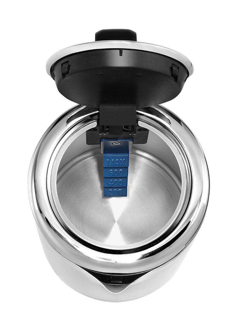 Edelstahl-Wasserkocher mit offenem Deckel, der die Wasserstandsmarkierungen im Inneren zeigt, beschriftet mit MAX, 600, 400 und 200 Millilitern.