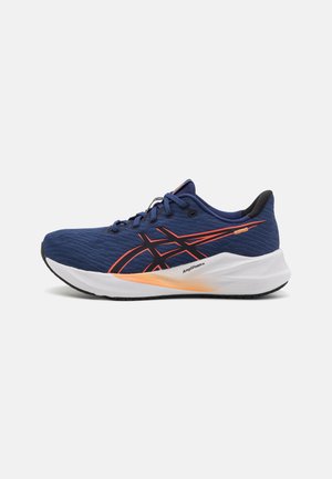 Zapatilla deportiva azul con parte superior texturizada, acentos negros, detalles en naranja brillante y una suela media blanca marcada con "Amplifoam+".