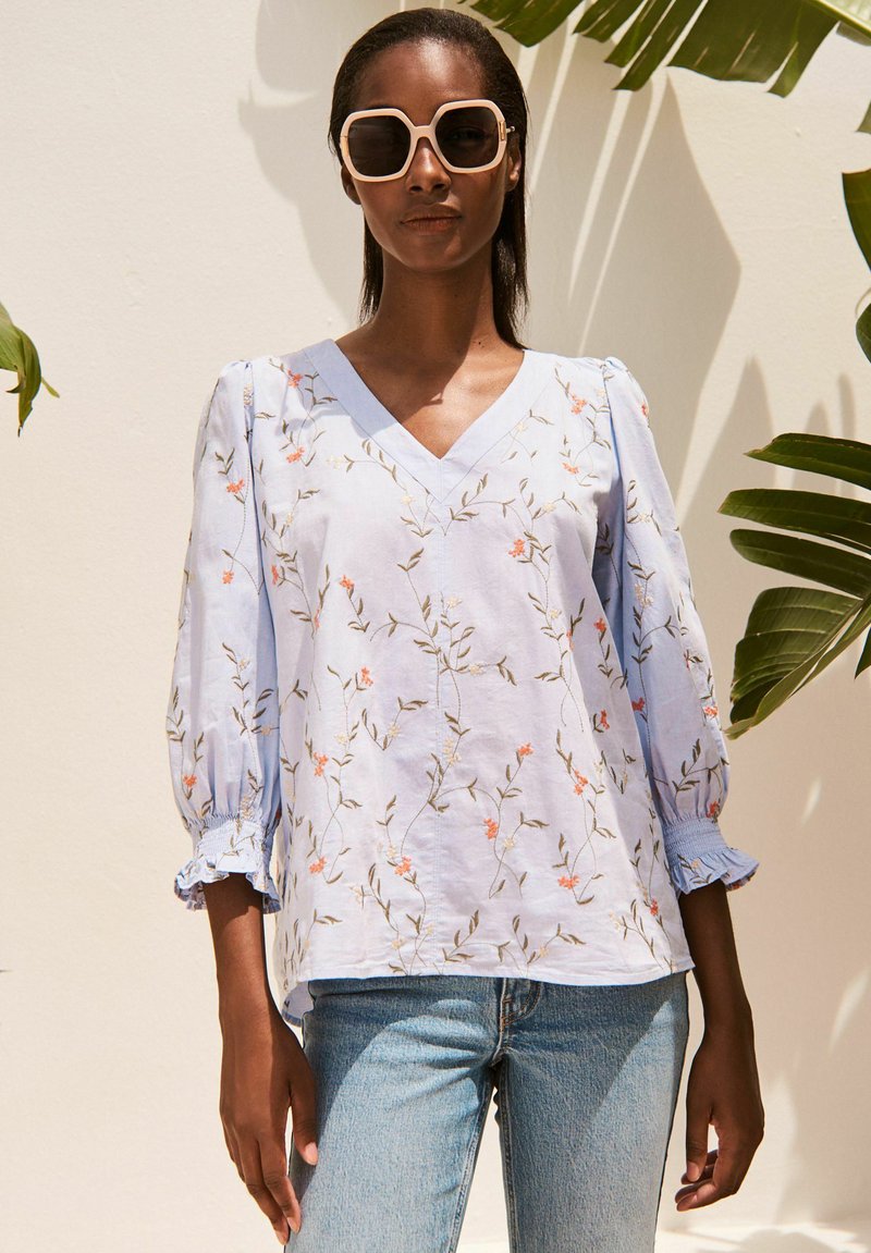 Next EMBROIDERED VNECK BLOUSE Bluse pale blue/hellblau Zalando.de