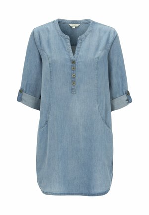Lyseblå denimtunika med V-hals, fire-knap lukning, opsmøgede ærmer og sidelommer. Glat tekstur og afslappet pasform.