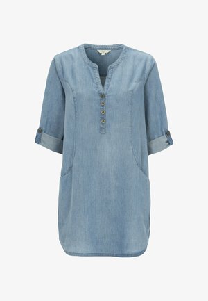 Lichtblauwe denim tuniek met een V-hals, vierknopenlijst, opgerolde mouwen en zijzakken. Soepele textuur en relaxte pasvorm.