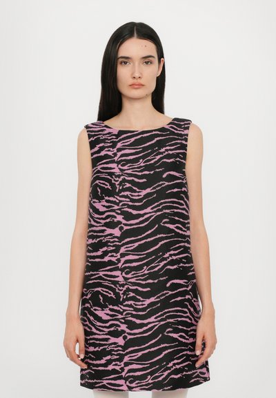 Mouwloze jurk in zwart met een roze zebra-streep patroon. Heeft een ronde halslijn en een losse pasvorm, gemaakt van een textuurstof.