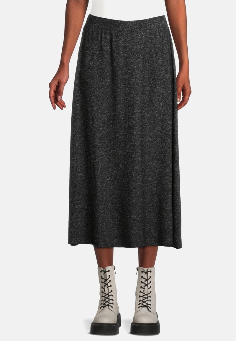 Jupe midi gris foncé portée avec des bottes blanches à lacets et un haut blanc, montrée de la taille aux pieds sur un fond clair uni.