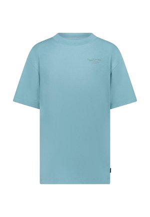 Lichtblauw T-shirt met korte mouwen en ronde hals, met kleine, subtiele tekst op de bovenste linkerborst en een zwart label aan de onderkant aan de linkerkant.