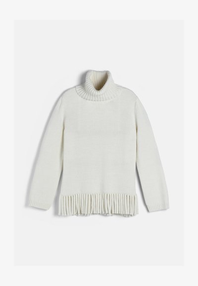 Pull à col roulé en maille blanche avec manches longues et franges le long de l'ourlet, posé à plat sur un fond blanc.